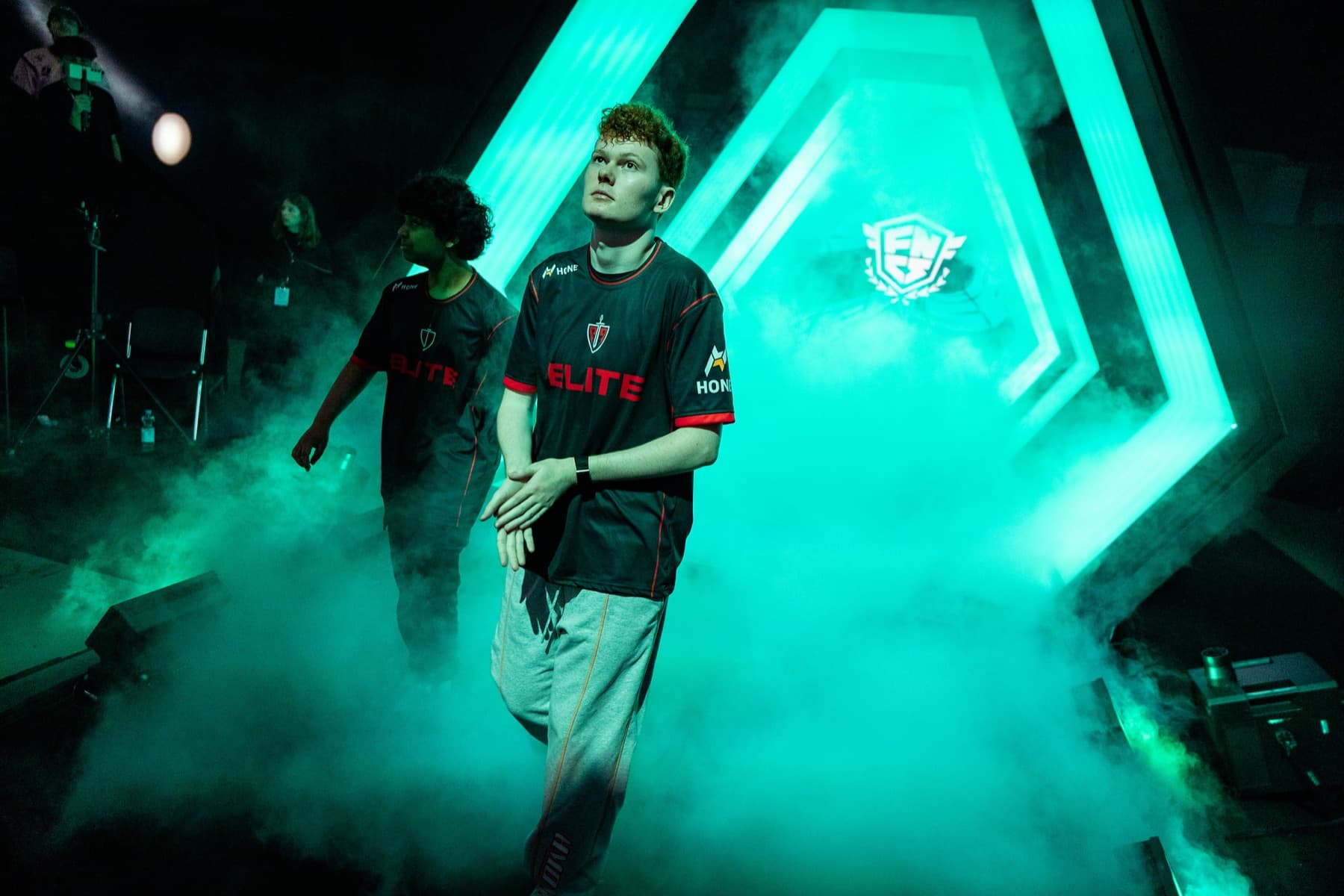 An Elite competitor walking toward the stage
